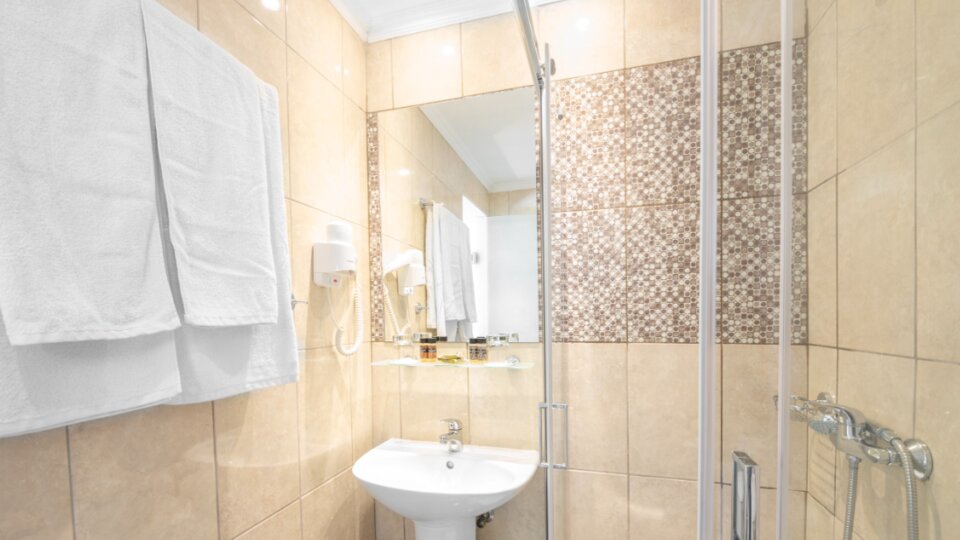 Tiara Holidays - Canvas by Mitsis Messonghi - standard room garden view - bathroom